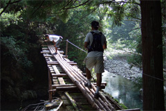 日和佐川にかかる吊り橋